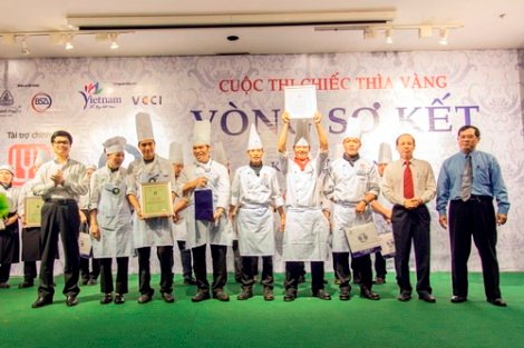 Phó Tổng cục trưởng TCDL Nguyễn Quốc Hưng, Chủ tịch VCCI Vũ Tiến Lộc và Tổng Giám đốc công ty TNHH Minh Long 1 Lý Ngọc Minh trao giải Nhất cho các đội thắng cuộc.
